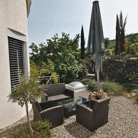 Apartment Schöne In Mit Grill Und Terrasse